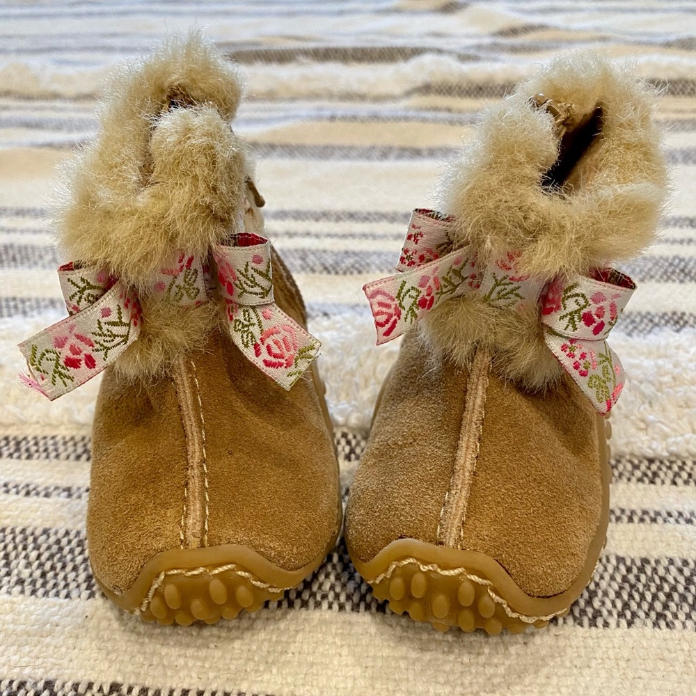 Girl’s size 2M boots. Like new! Perfect condition! Adorable!